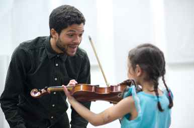 Kids violin lesson with Nicholas