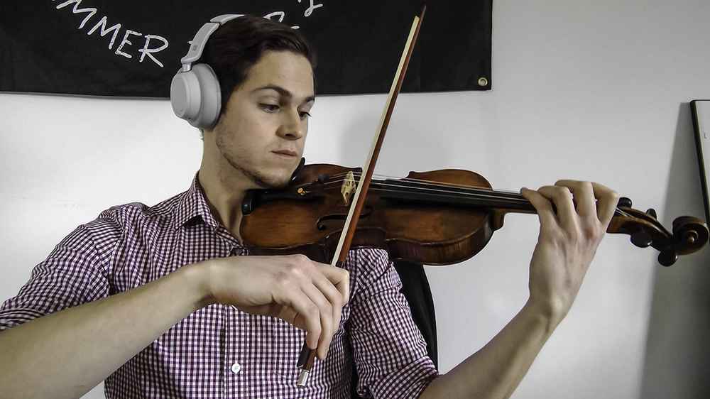 Online violin lesson with a good camera angle
