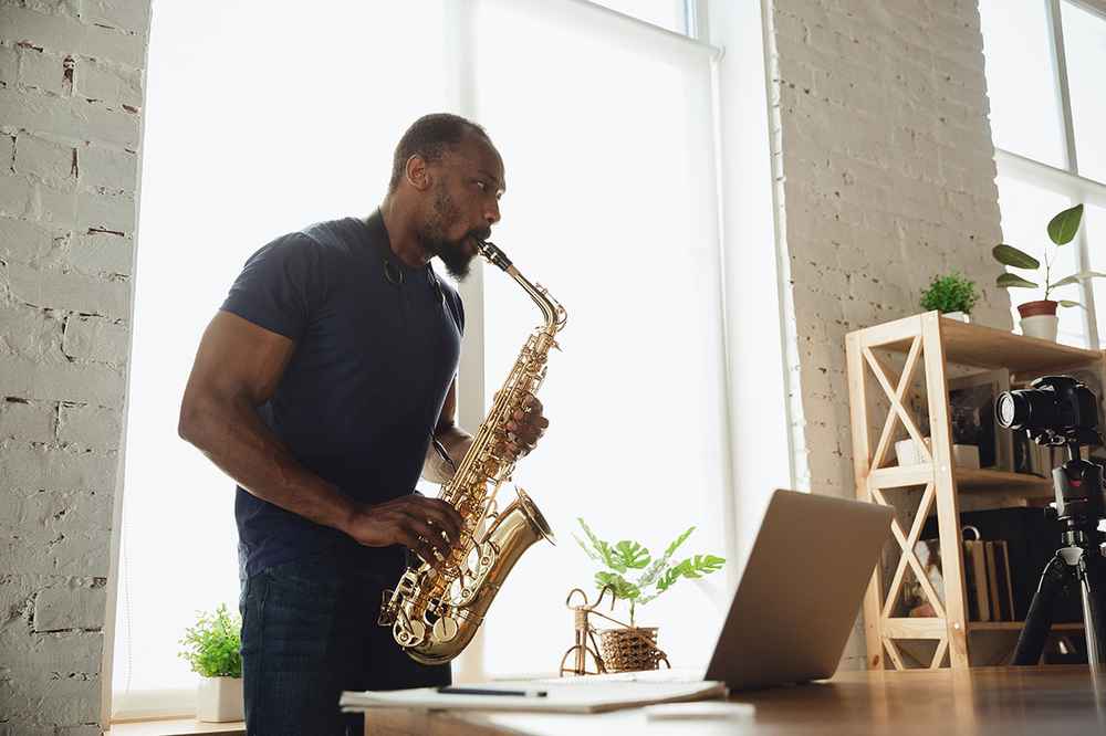 A man taking a saxophone class online